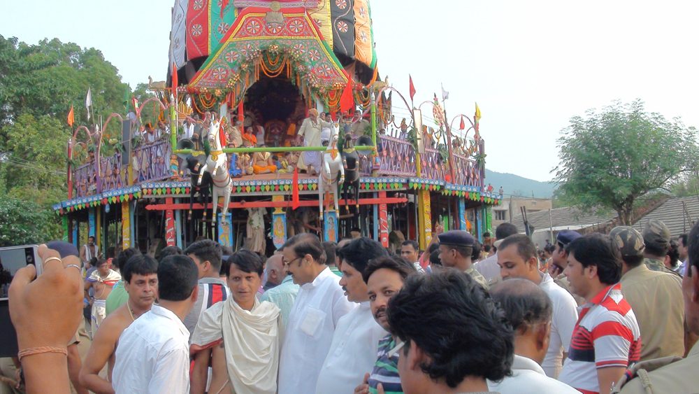 Murali Sharma, along with his supporters distributes ‘Prasad’ among the public at Keonjhargarh Rath Yatra, every year